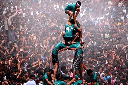 दहीहंडीत भीषण दुर्घटना लोखंडी भाग डोक्यावर पडून महिलेचा मृत्यू