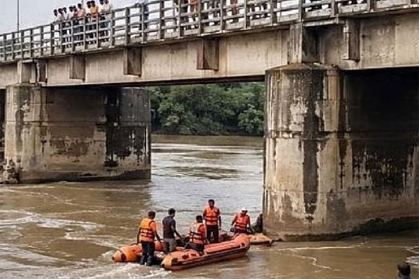 andhra pradesh tragedy: family of four jumps into godavari river, three dead