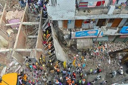 दिल्लीत पाच मजली इमारत अचानक कोसळली