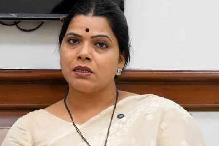 नगरसेविका विशाखा राऊत यांचे पद रद्द