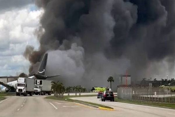 Plane catches fire in Miami Plane catches fire in Miami