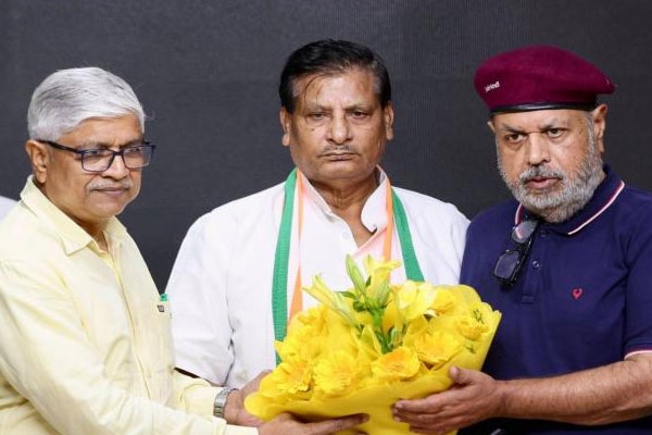 up politics: senior bjp leader heera thakur joins congress ahead of assembly elections