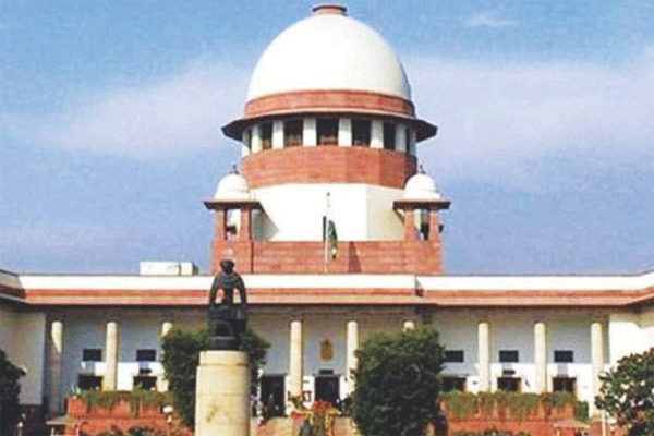 आईच्या पाया पडून माफी मागा : सर्वोच्च न्यायालय