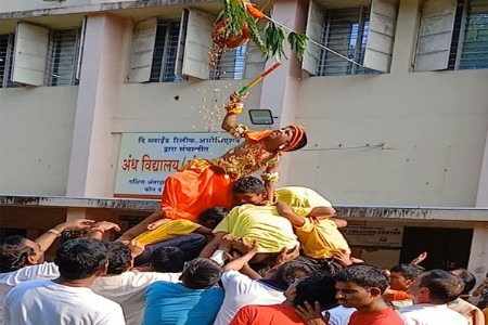 अंधविद्यालयात गोविंदाचा गजर; चिमुकल्यांनी फोडली दहीहंडी
