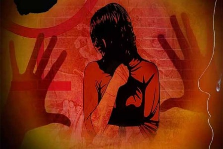 सख्ख्या मुलीचे अश्लील फोटो पाठवणाऱ्या आईविरुद्ध गुन्हा दाखल